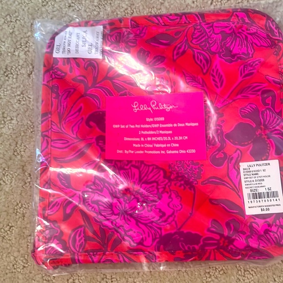 Lilly Pulitzer potholders and cookie cutter set - Picture 3 of 5